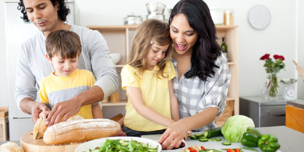 Creando Habitos de Comer Saludables Con su Familia y sus Hijos de Crianza