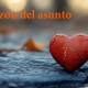 Corazón del asunto Un corazón roto en las rocas